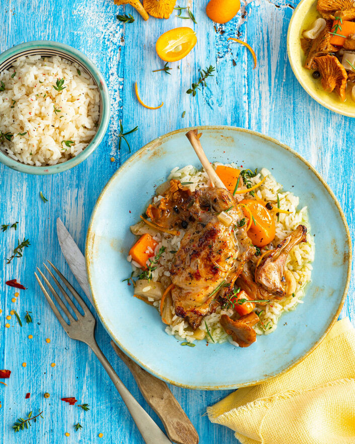 Revista cuina, conejo asado con especias, setas rebozuelo, verduras y arroz