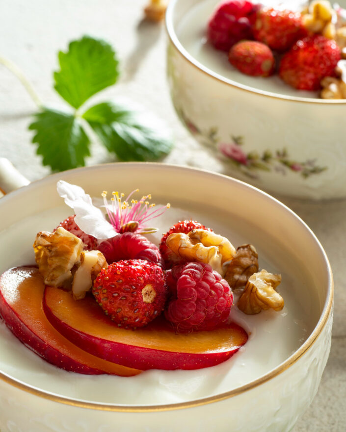 Yogur con melocotón, frambuesas, fresitas y nueces